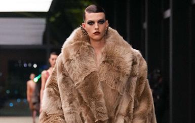 ستون عاماً من التوكسيدو النسائي والدانتيل في عرض سان لوران